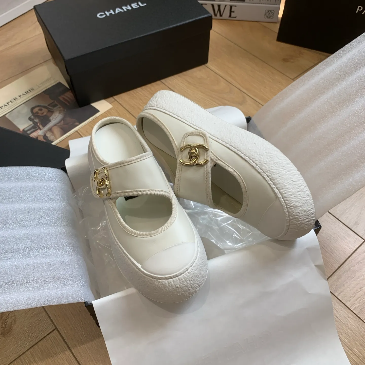 👟👟Ex-factory price 540👟👟 🍀Chanel Chanel 24P Xiaoxiang's latest hot style big-toe shoes, doll shoes, casual sports shoes, white shoes, loafers Xiaoxiang's big-toe shoes this season are cool and cute. The toe and lace surface are eye-catching. The sense of elegance in casual is overwhelming. The classic design with metal round buckle is particularly eye-catching. The flat design is extremely comfortable. Daily matching, a must-have tool for looking cool when going out on the street. Fabric: original lambskin. Lining: original cloth. Foot pads: sheepskin. Sole: original molded non-slip TPU outsole. Bottom thickness: 3.5CM. Size: 35-41 (40 41 customized) 👉